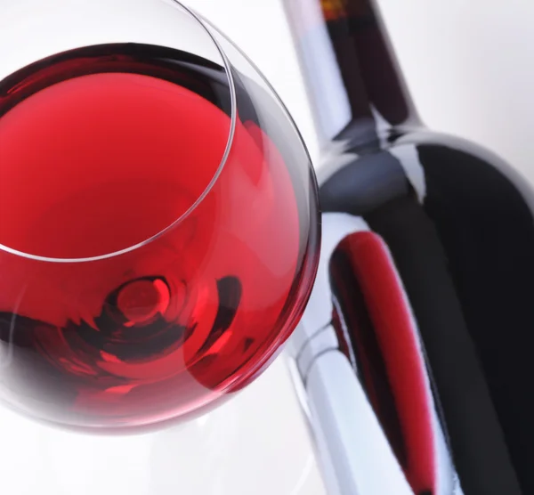 Bicchiere da vino con riflessione in bottiglia — Foto Stock