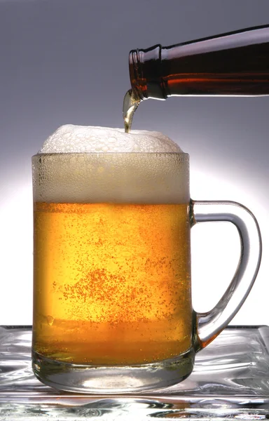 Bira dökmek — Stok fotoğraf