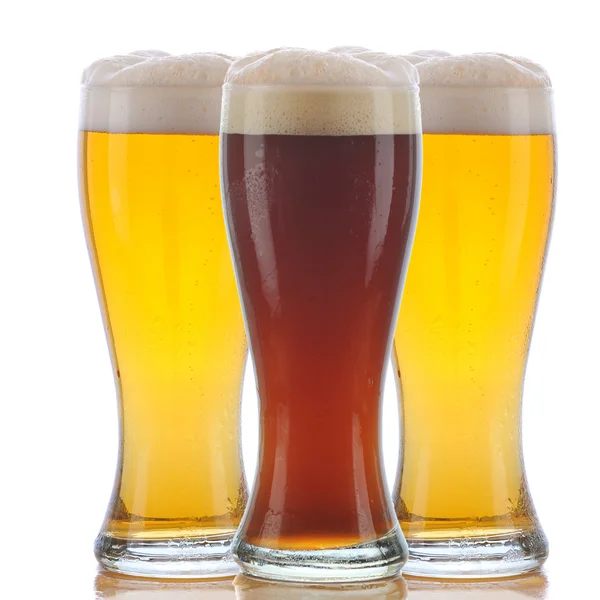 Sklo tmavé pivo a dva světlé pivo — Stock fotografie