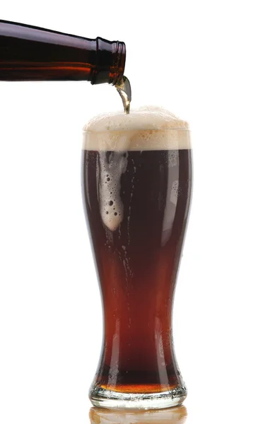 Sklo tmavé pivo — Stock fotografie