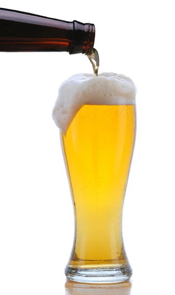 Glas öl som hälls — Stockfoto
