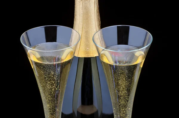 Şampanya şişesi ve iki flüt — Stok fotoğraf