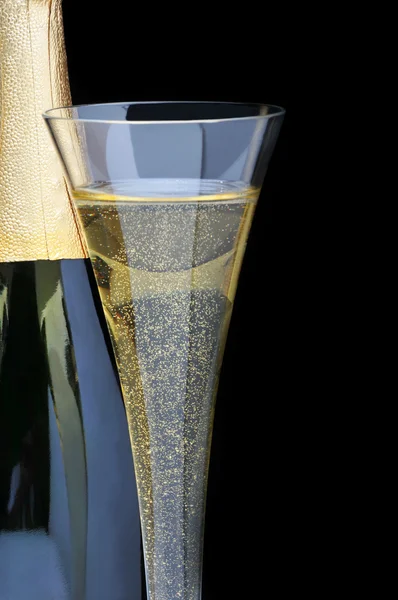 シャンパンのボトルとフルート — ストック写真