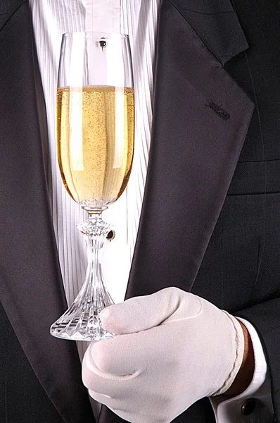 Человек в смокинге со стаканом шампанского — стоковое фото