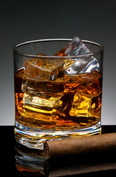 Zigarre und Whiskey — Stockfoto