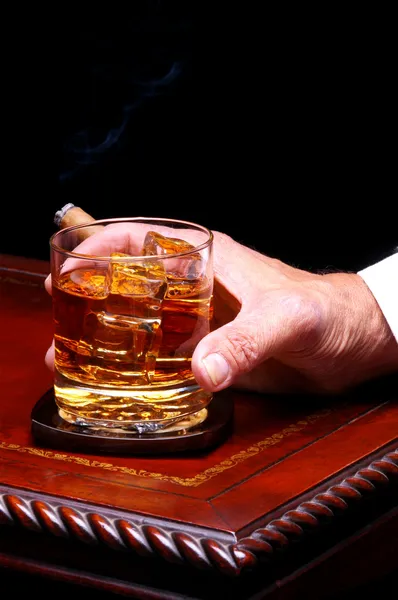 Viski cam ve puro ile el — Stok fotoğraf