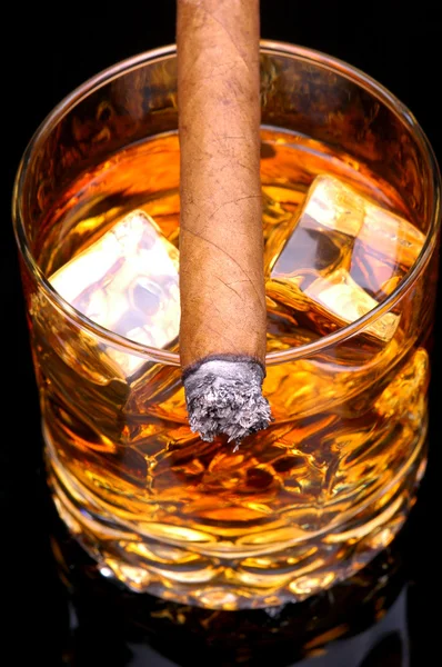 Cigar on Whiskey — Stock Photo, Image