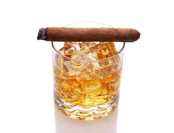 Sigaro sul bicchiere di whisky con ghiaccio — Foto Stock