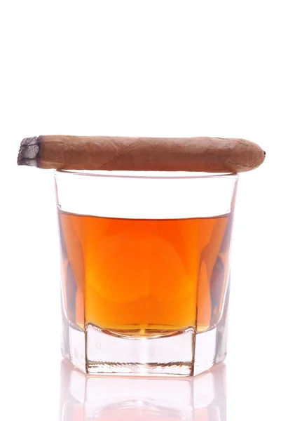 Zigarre auf Whiskeyglas kein Eis — Stockfoto