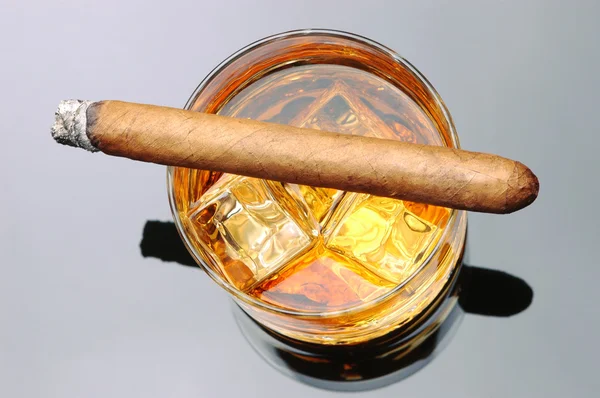 Cigarrillo en whisky — Foto de Stock