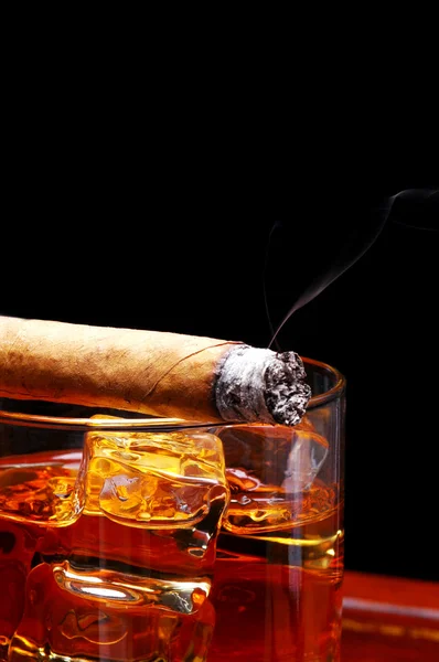 Сигара на виски — стоковое фото
