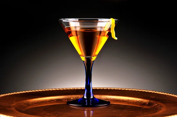 Whiskey cocktail on gold platter — Stock Photo, Image