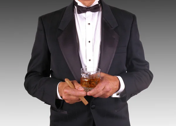 葉巻と酒を持つ男 — ストック写真