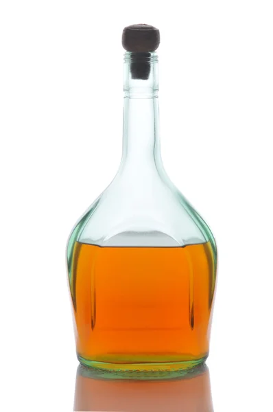 Bottiglia di whisky mezzo pieno con tappo di sughero — Foto Stock