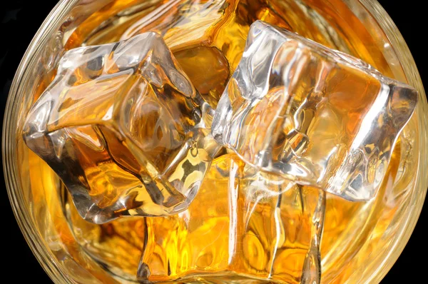 Tittar ner på whiskey glas — Stockfoto