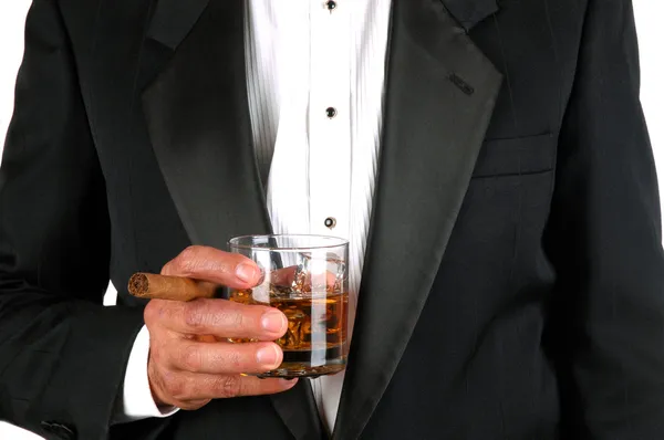 Homme en Tux avec cigare et whisky — Photo