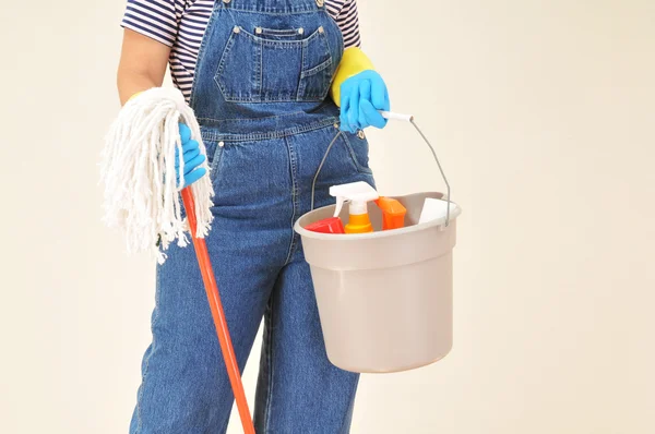 Femme avec des fournitures de nettoyage — Photo