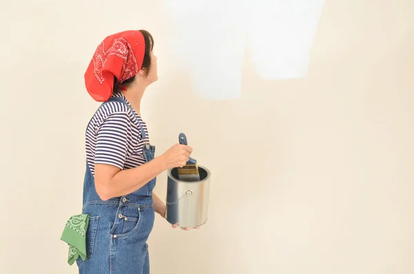 Donna che tiene la vernice può e spazzola — Foto Stock