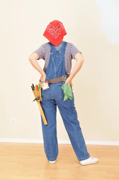 Mujer con overol y cinturón de herramientas — Foto de Stock
