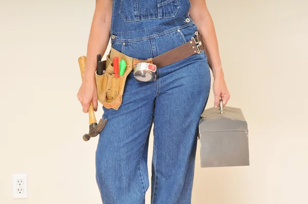 Mujer en overol con caja de herramientas —  Fotos de Stock