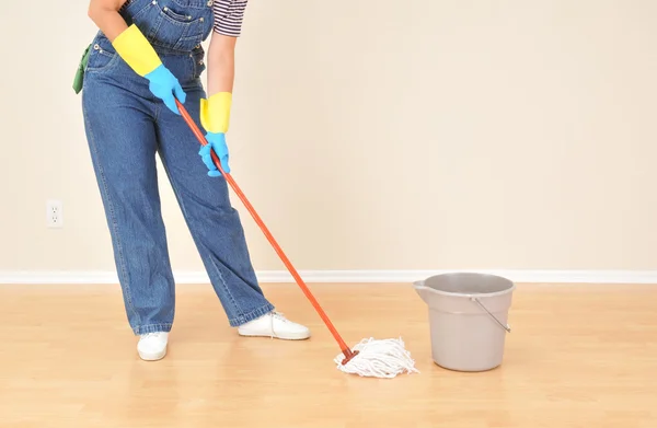 Woman in Overalls Mopping — Stock Photo, Image