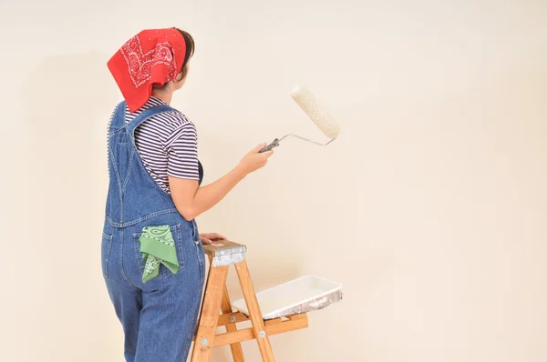 Mujer en escalera con rodillo de pintura —  Fotos de Stock