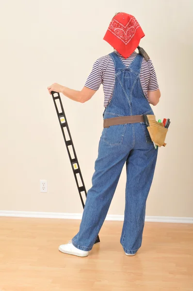 Mujer con overol y cinturón de herramientas — Foto de Stock