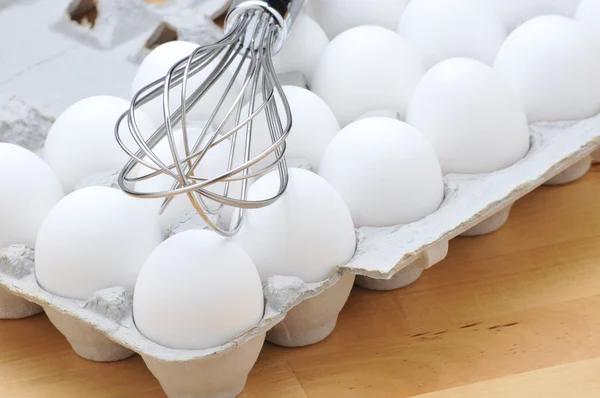 Schneebesen auf Eiern — Stockfoto