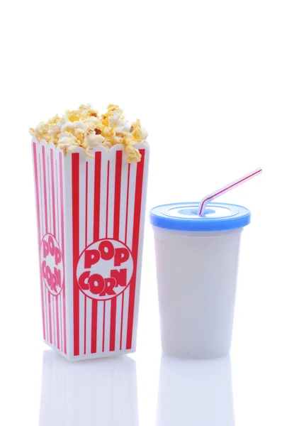 Popcorn à la tasse de soda et à la paille — Photo