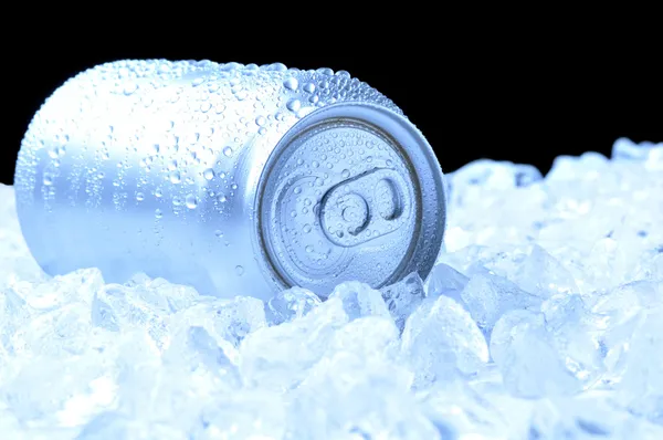 Aluminium kan in ijs met koele tonen — Stockfoto