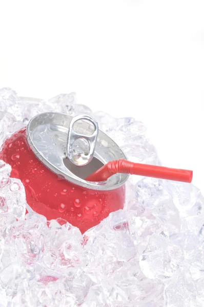 Närbild på läsk kan i isen med halm — Stockfoto