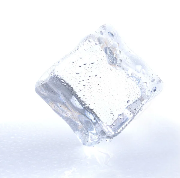 Таяние кубика льда — стоковое фото