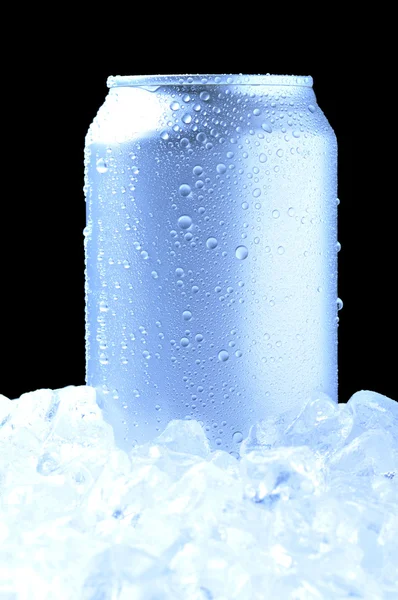 Lata de alumínio no gelo com tons frios — Fotografia de Stock