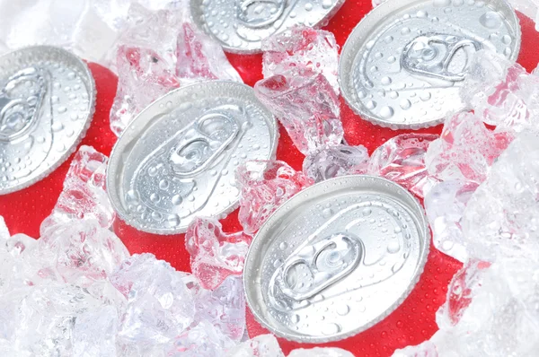 Close Up de latas de refrigerante no gelo — Fotografia de Stock