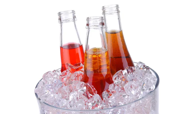 Garrafas de refrigerante em balde de gelo — Fotografia de Stock