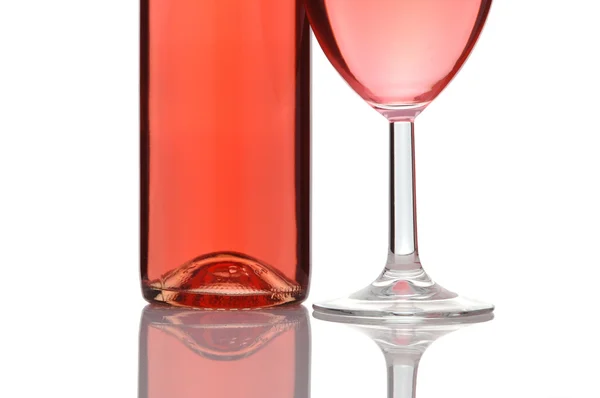 Blush wine láhve a sklo — Stock fotografie