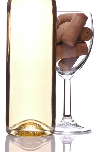 Vinflaska och korkar i vinglas — Stockfoto