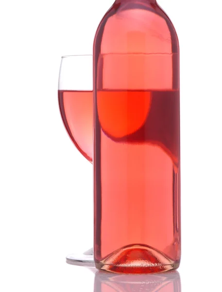 Copa de vino detrás de la botella de vino rubor —  Fotos de Stock