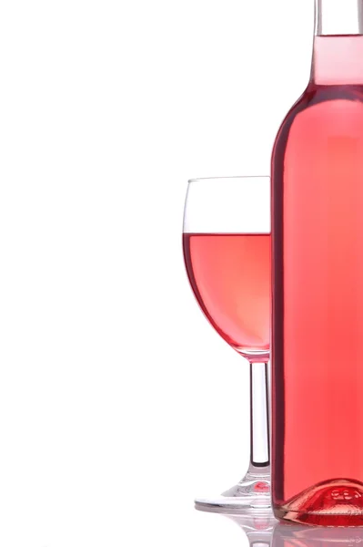 Винный бокал за бутылкой вина — стоковое фото