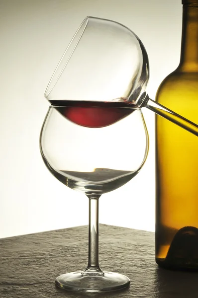Dos copas de vino con botella vertical — Foto de Stock