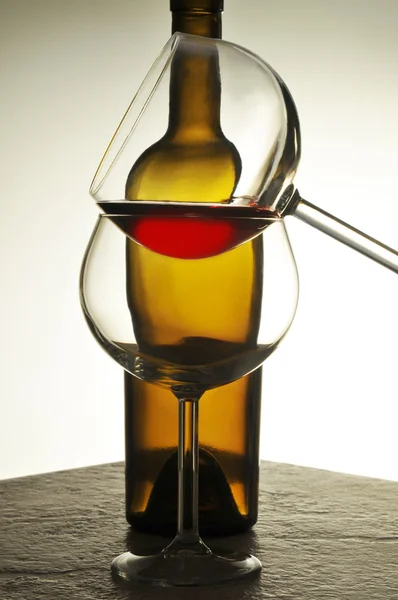 Iki Şarap kadehi ve şişe — Stok fotoğraf