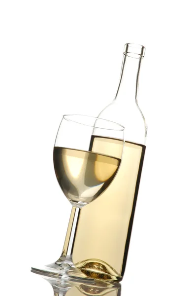 Láhev vína a skla nakloněna — Stock fotografie