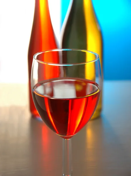 Copa de vino y 2 botellas —  Fotos de Stock