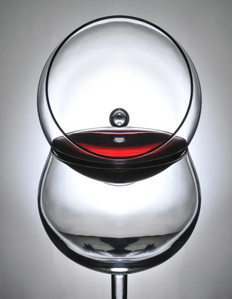 Вино Склянка відпочиває на Винограднику — стокове фото