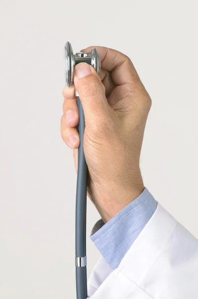Médicos Mão segurando um estetoscópio — Fotografia de Stock