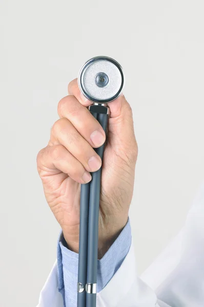 Medici mano tenendo su uno stetoscopio — Foto Stock