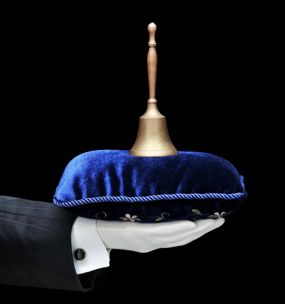 Butler s sametový polštář a zvonek — Stock fotografie