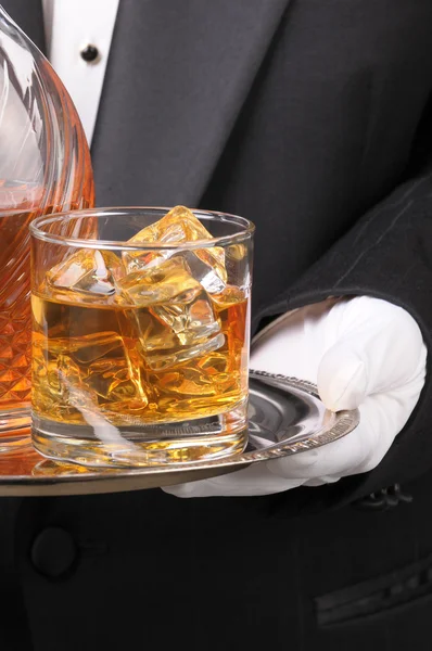 Butler segurando Cocktail na bandeja — Fotografia de Stock
