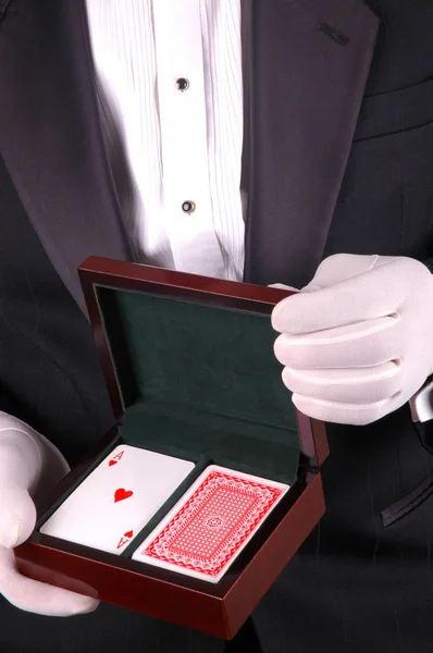 Muž ve smokingu s hrací karty — Stock fotografie