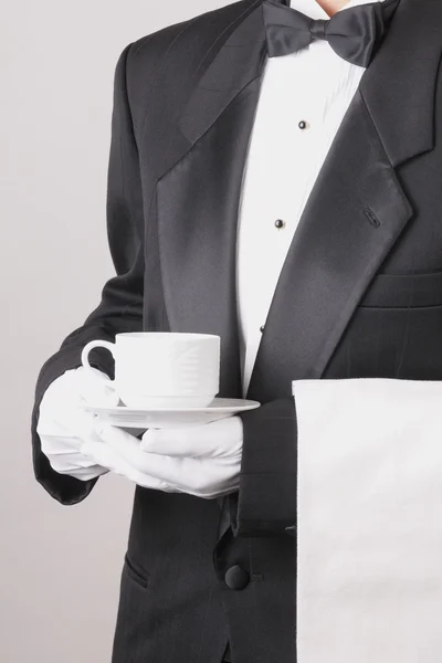 Camarero sosteniendo taza de café y toalla — Foto de Stock